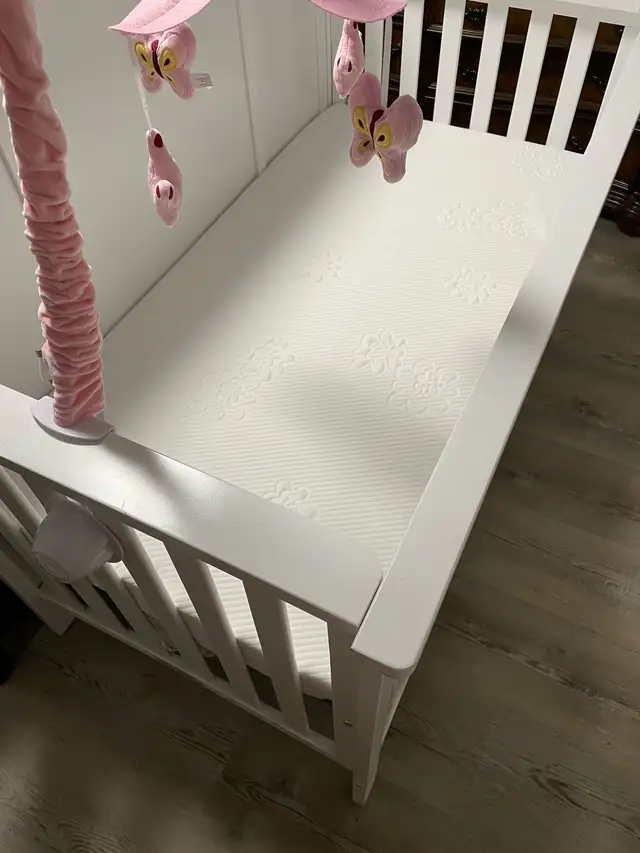 Crib, Mattress and Matching Change Table in Cribs in Mississauga / Peel Region - Image 2