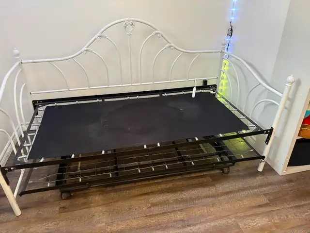 Lit simple in Beds & Mattresses in Sherbrooke - Image 2