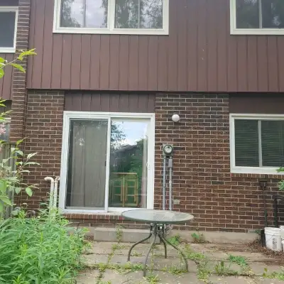 Single room available in newly renovated 4 bedroom townhouse Backs onto scenic creek Minutes to WLU,...