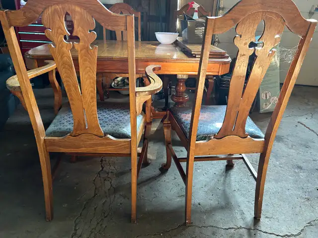 Oak Table and Six Chairs in Dining Tables & Sets in Hamilton - Image 3