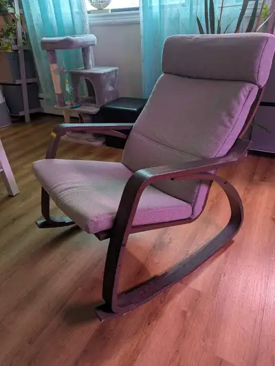 Comes from home with 1 cat though cat never spent any time on the chair.