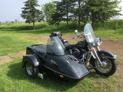 Harley Davidson 1995 en très bon état pneu arrière neuf, avec le reculon direct sur la transmission,...