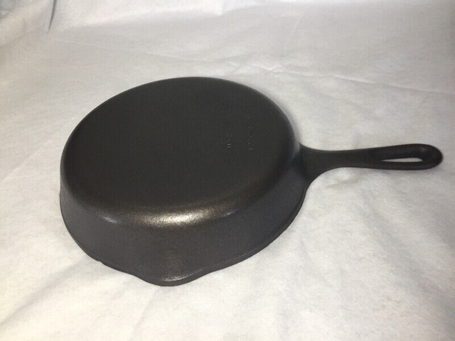 Unmarked Wagner Cast Iron Pan - #6 on handle in Arts & Collectibles in Belleville - Image 4