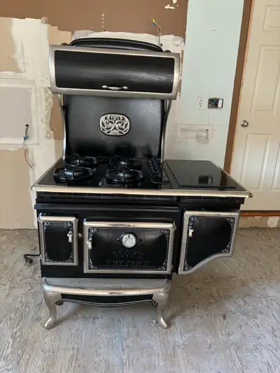 Good condition, works great! 45” 6-burner dual fuel, 4 gas + 2 smoothtop electric; Retails for over...