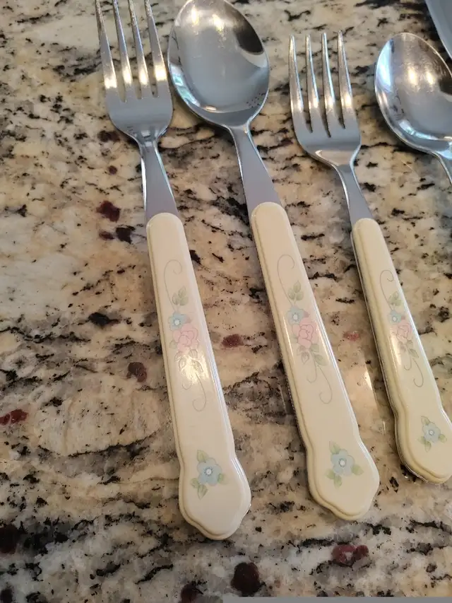 34 piece utensils set (spoons, forks, knives) in Kitchen & Dining Wares in Ottawa - Image 3