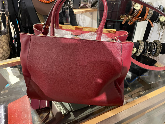 Fendi bag authentic and vintage  dans Femmes - Sacs et portefeuilles  à Ville de Montréal - Image 4