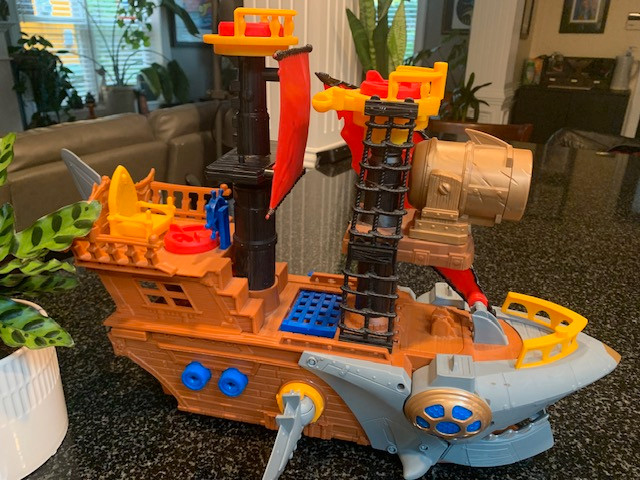 Imaginext Preschool Toy Shark Bite Pirate Ship Playset With Figu in Toys & Games in City of Halifax - Image 4
