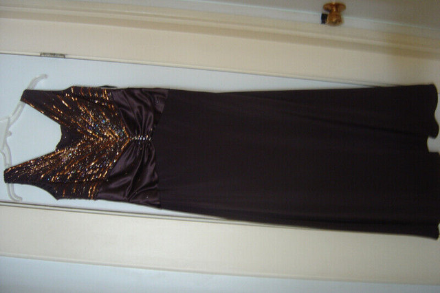 robe longue chik+ sandalle gr 6  et bourse doré neuf dans Mariage  à Ville de Québec - Image 3