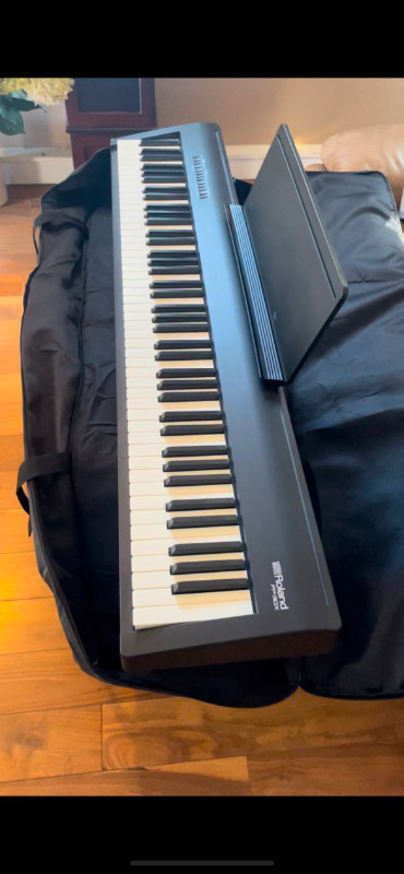 Roland E-Piano almost new for just 500$ in Pianos & Keyboards in Downtown-West End