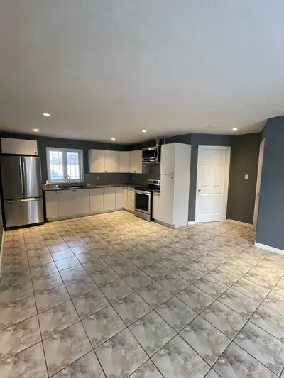 3 bedroom upstairs apt aprox 1250 sq feet