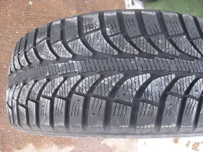 Champiro Ice Pro 215/50-R17 studdable winter tire. Very good condition,small amount of even wear. No...