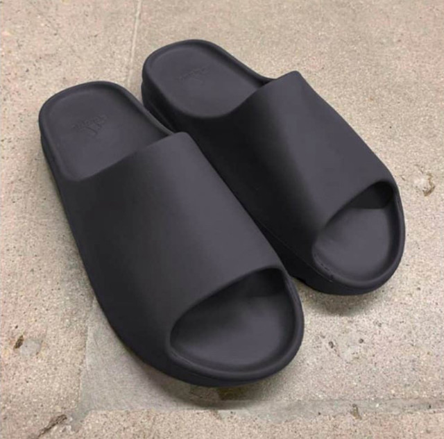 Yeezy slides taille 10  dans Chaussures pour hommes  à Laval/Rive Nord