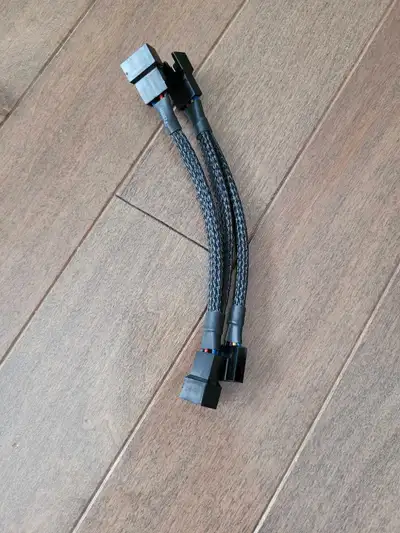 1 to 3 black fan splitter cable