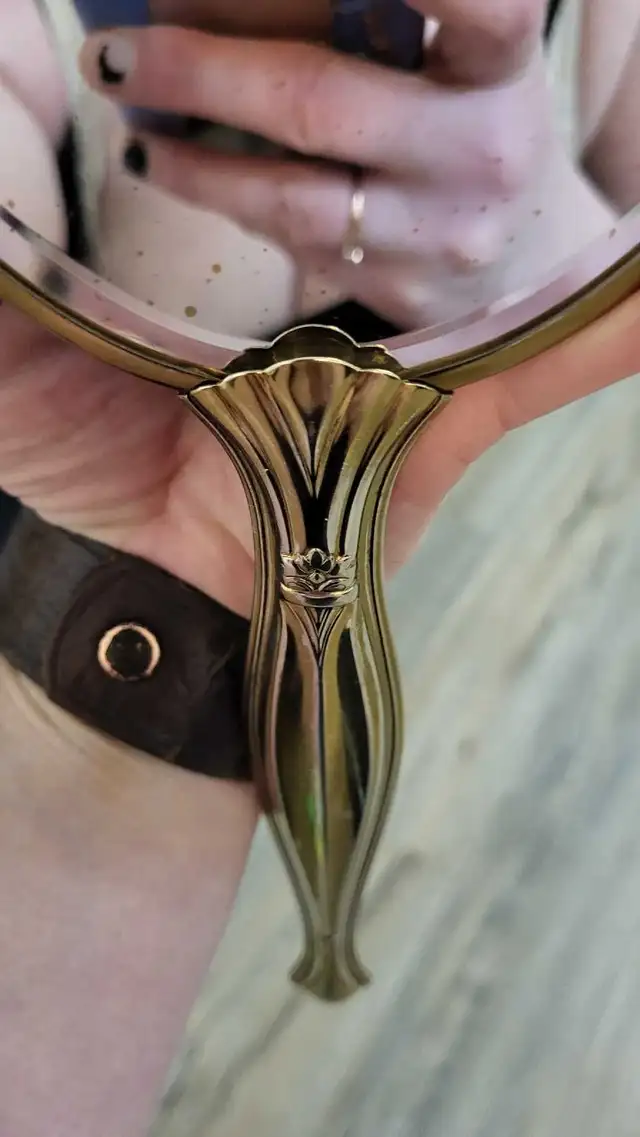 Vintage Hand Mirror in Home Décor & Accents in Edmonton - Image 4