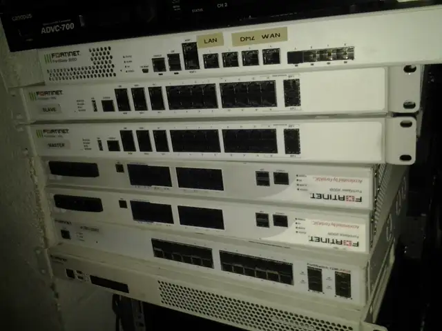 dell r730 dual processor 64g ddr4 DOUBLE drive cage 200+ servers in Servers in City of Montréal - Image 8