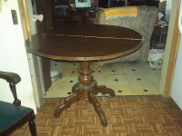 table ronde avec 4 chaise