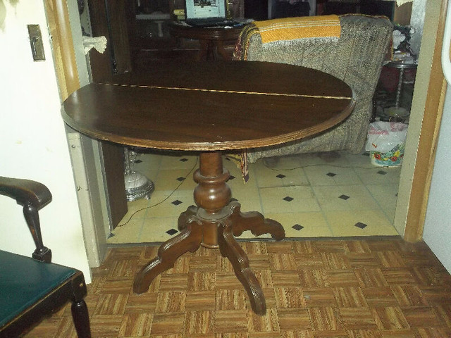 table ronde avec 4 chaise in Arts & Collectibles in Rimouski / Bas-St-Laurent
