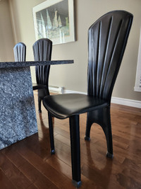 Table en granit et huit chaises en cuir