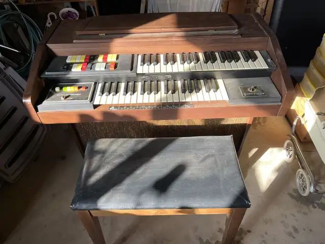 Electronic Organ in Pianos & Keyboards in Medicine Hat - Image 2