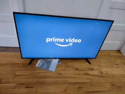 Très belle smart TV samsung 65p 4k cristal serie 7 Wifi YouTub Netflix Belle image et son Avec manet...