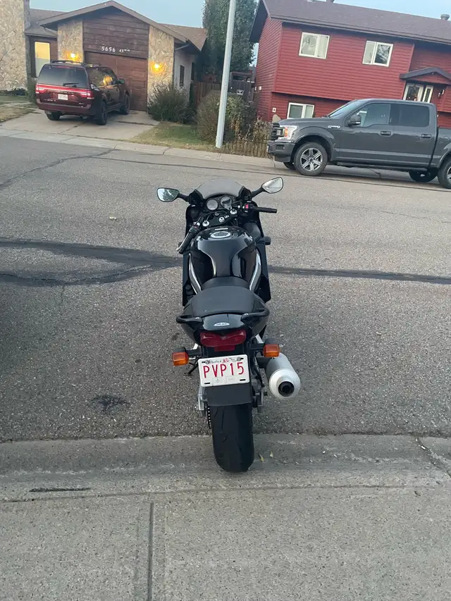 2007 Kawasaki ZZR 600 in Sport Bikes in Lethbridge - Image 4