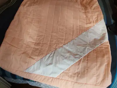 2 Couvre lit contour pour lit 39 pouces. Un bleu et un autre couleur pêche. Le bas du couvre lit emb...