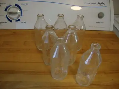7 BOUTEILLES VINTAGE EN VERRE POUR LAIT DE BÉBÉ., View more