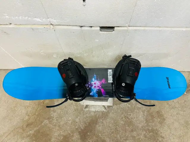 Burton snowboard 128 cm with Burton small/medium bindings in Snowboard in Markham / York Region - Image 5