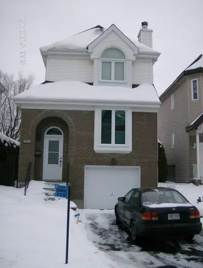 1992 Maison détaches cottage a LOUER a Laval Ouest. Libre immediatement. Proche de l’autoroute 440 d...