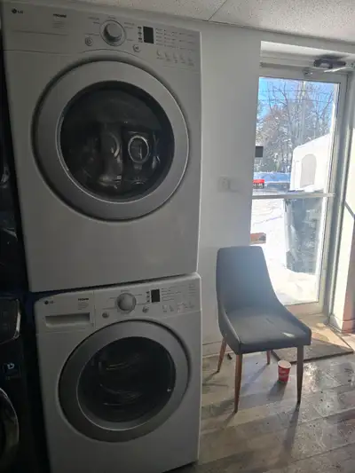 Laveuse sécheuse frontal LG he énergie grande capacité fonctionne très bien peut livré 514 701 8580...