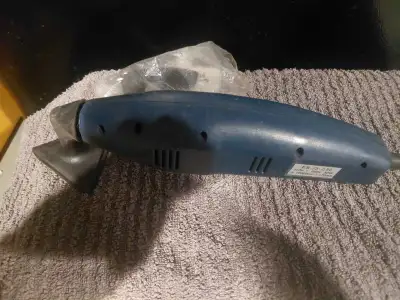 This detail sander is perfect for getting into those tight corners and detailed work. It's a used it...