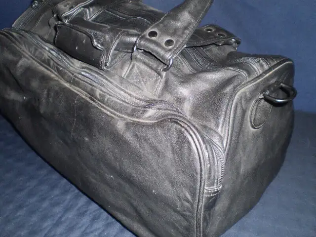 Calvin Klein Gold Duck Renwick Tilley Hand Bags, Wallet in Women's - Bags & Wallets in City of Toronto - Image 7
