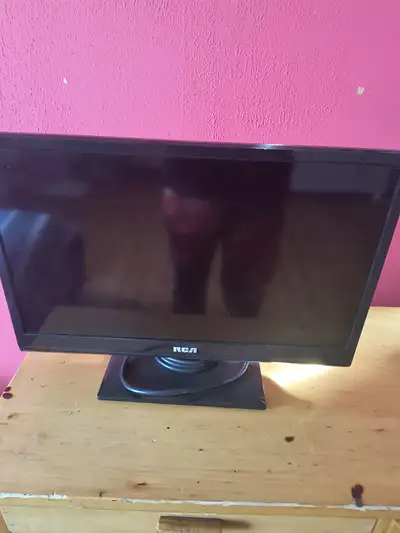 Tv a 17 pouce a vendre 30$ Urgent dois partir, View more