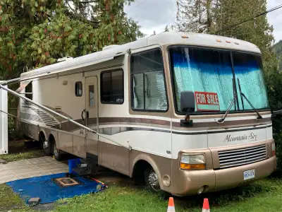 40’ with slide (dining /living area). Ford V10, single axle, air ride assist wheels (no air brakes)...
