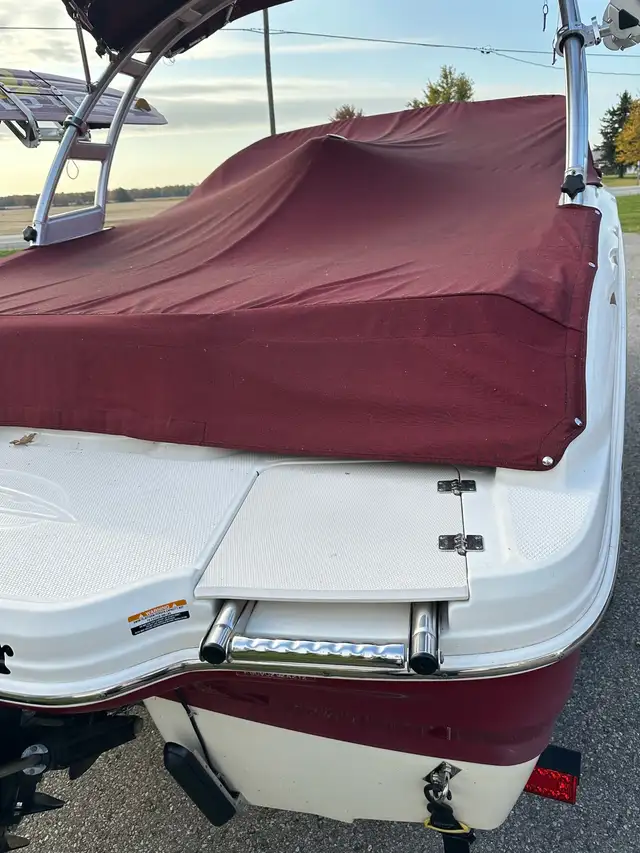 2012 Chaparral H2O Sport Ski Boat in Powerboats & Motorboats in London - Image 7