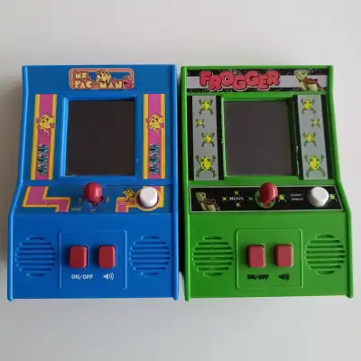 L'un des jeux d'arcade les plus populaires de tous les temps. Utilisez le joystick pour naviguer aut...