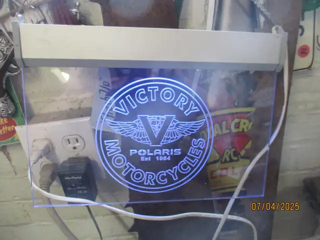 1980s POLARIS VICTORY MOTORCYCLE PLASTIC LIGHT UP SIGN $40 in Arts & Collectibles in Winnipeg - Image 2