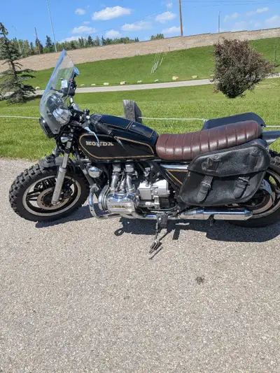 1982. Honda goldeing GL 1100 69000km bike runs great, new tires ,easy to remove windshield, have Har...