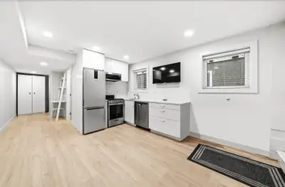 ✨ Main & 41st Ave - 1 Bed Rm ground floor suit w/ separate entry