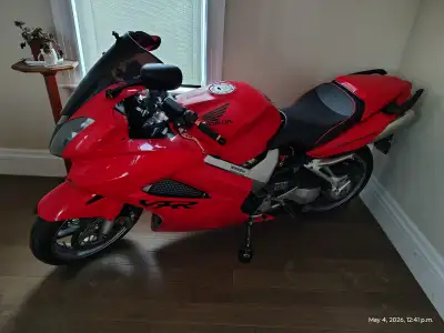 Adding pics of hard bags, and correcting location. '05 VFR 800 ... as pictured in my living room (wh...