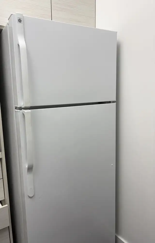 GE 18.1 Cu. Top-Freezer Refrigerator for Sale - Excellent Con in Refrigerators in City of Montréal - Image 3