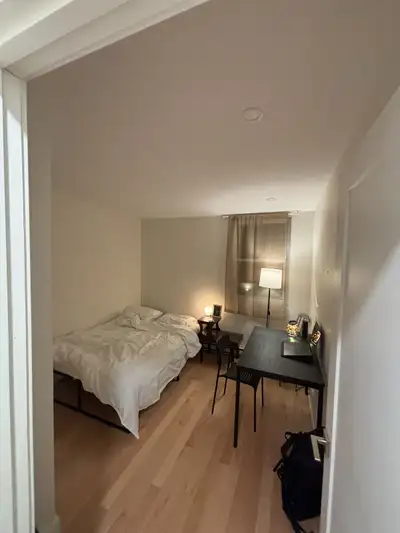 ---Version française ci-dessous--- I’m transferring the lease for my room in a well-located shared f...