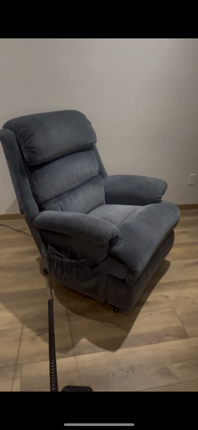 Lazy Boy Power lift chair with heat option in great condition. Asking $500 OBO Can deliver for a fee...