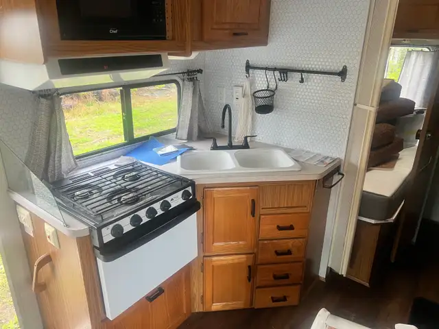 2000 Ford E-350 Eagle by Jayco Motorhome in RVs & Motorhomes in Bedford - Image 4