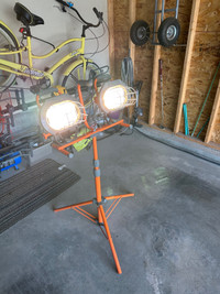 Halogen work lights on stand