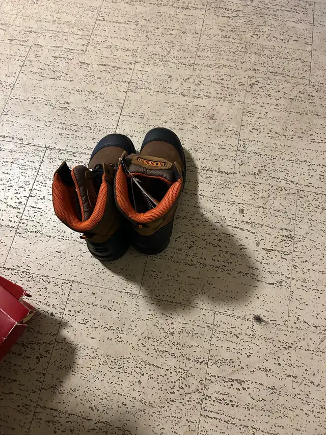 clothing work boots in Men's in Owen Sound - Image 2