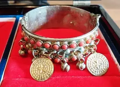 Bracelet tribal afghan ancien, en laiton et corail rouge, View more