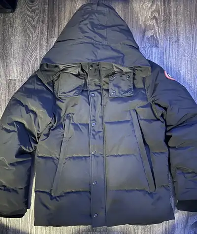 Very warm Size large Better than authentic and Iam not even kidding. Way warmer and fluffier