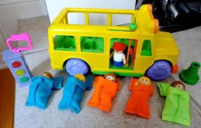 Autobus scolaire tout équipée 20 mcx 25$ Rare / 3 ans+. Un cadeau souvenir d’enfance ; s’offre bien...