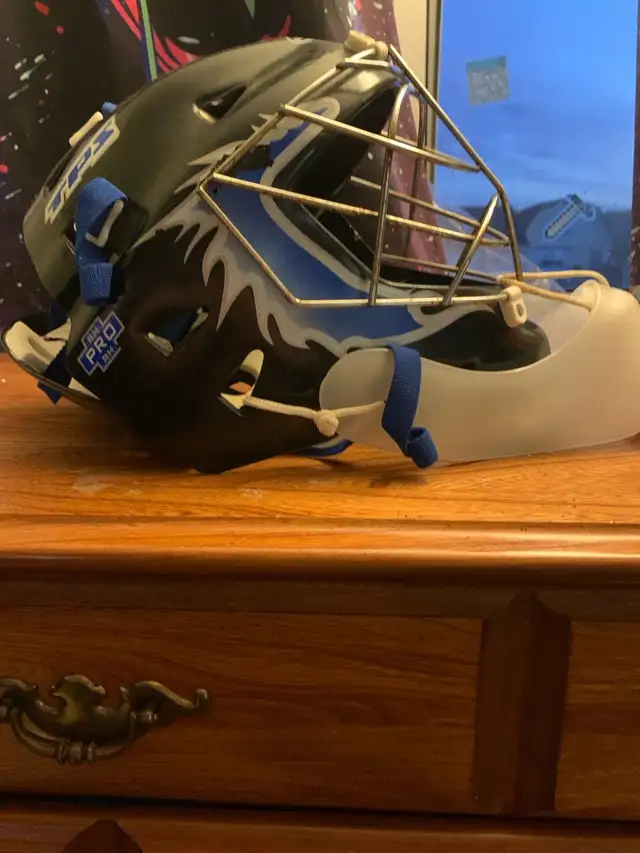  A goalie helmet for street hockey  in Hockey in North Bay - Image 4